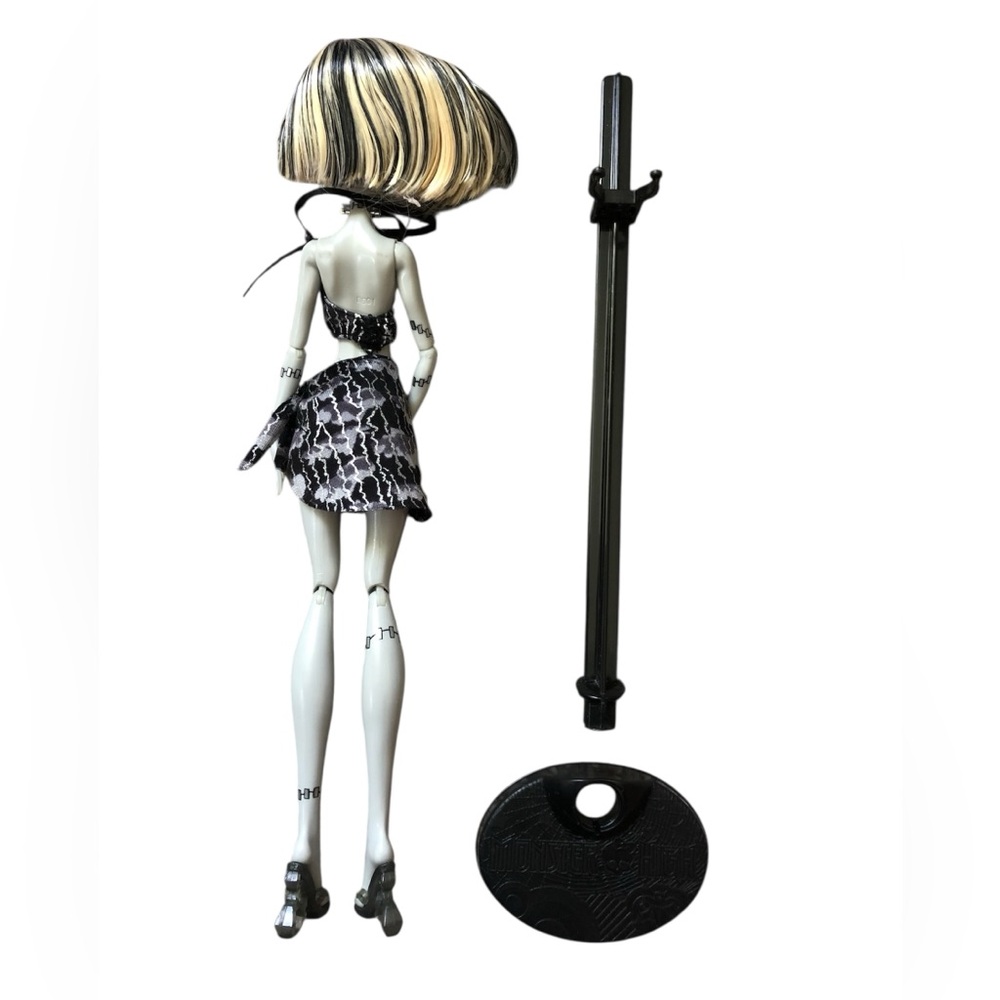 2011 Monster High Skull Shores Frankie Stein - Picture 2 of 5